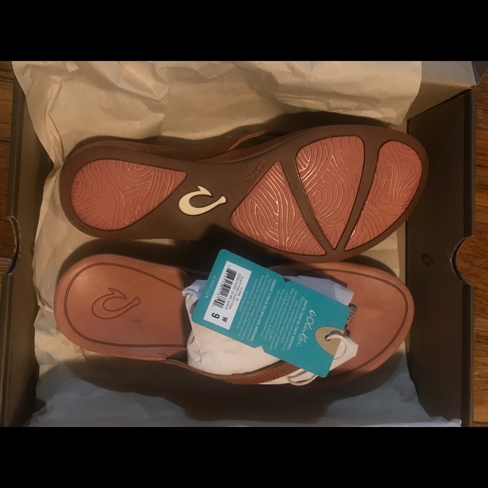 NWT Olukai leather flip flops ☀️☀️☀️☀️
